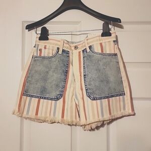 NWT American Eagle 2 pale Striped mom short